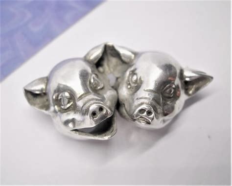 gucci 3 little pigs brooch